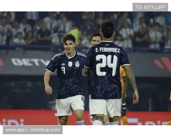 阿根廷双星闪耀美乙！帕雷德斯、迪巴拉获赠迈阿密 FC 专属球衣